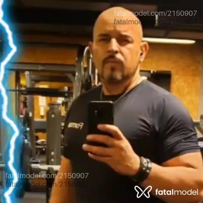 Acompanhante homem sem cabelo de olhos castanhos em Brasília - Lucius