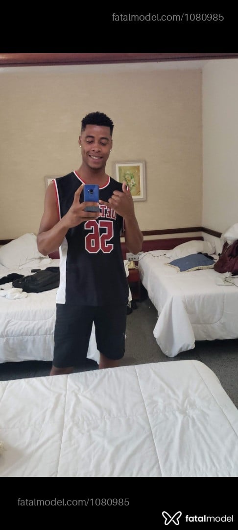 Acompanhante homem com cabelo castanho de olhos castanhos em Rio de Janeiro - LoboRJ