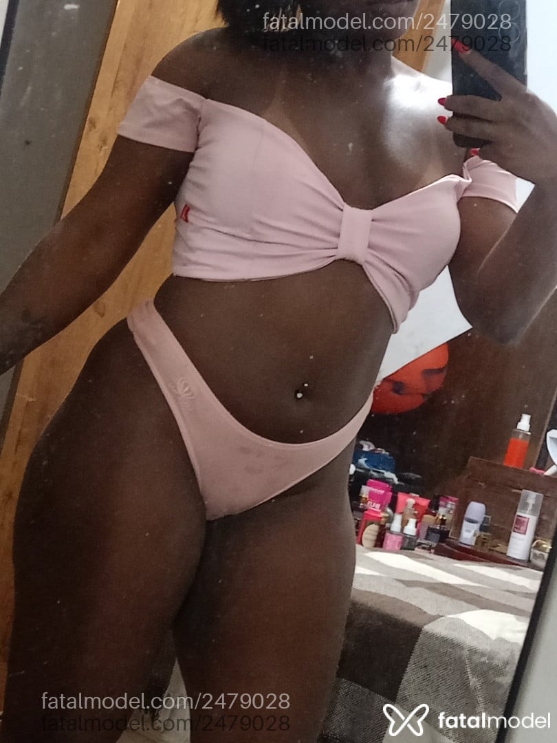 Acompanhante mulher morena (o) de olhos pretos - Paolla