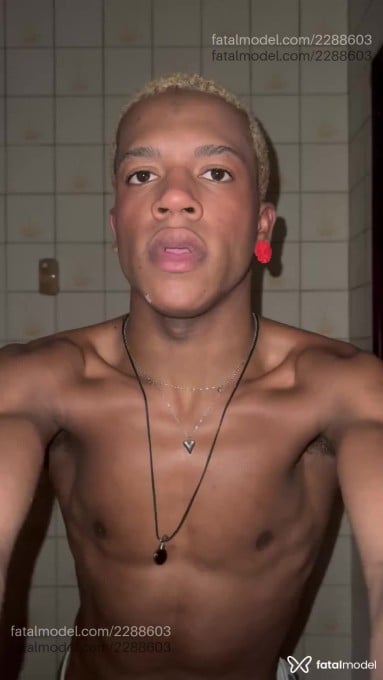 Acompanhante homem com cabelo colorido de olhos castanhos em São Paulo - Cadu