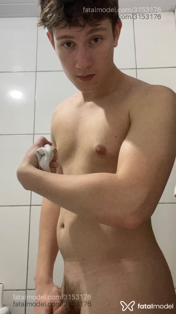 Acompanhante homem com cabelo castanho de olhos verdes - Novinhood
