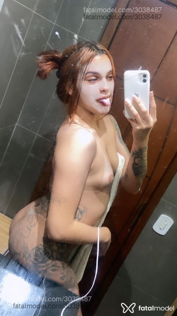 Acompanhante mulher trans com cabelo colorido de olhos castanhos em Fortaleza - Jadinha