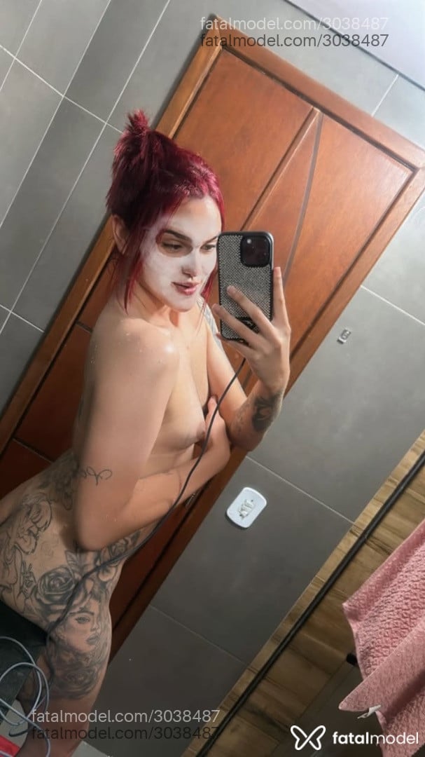 Acompanhante mulher trans com cabelo colorido de olhos castanhos em Fortaleza - Jadinha