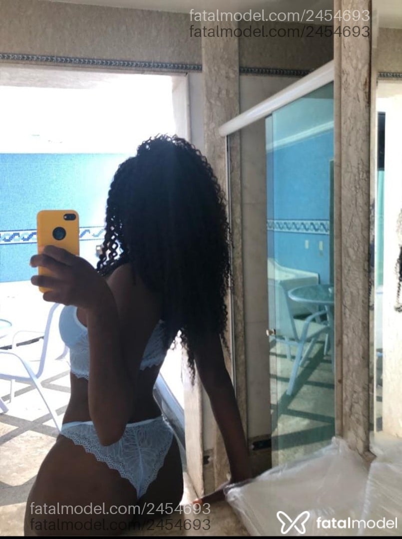 Acompanhante mulher com cabelo castanho de olhos mel em Piracicaba - Maju Ford