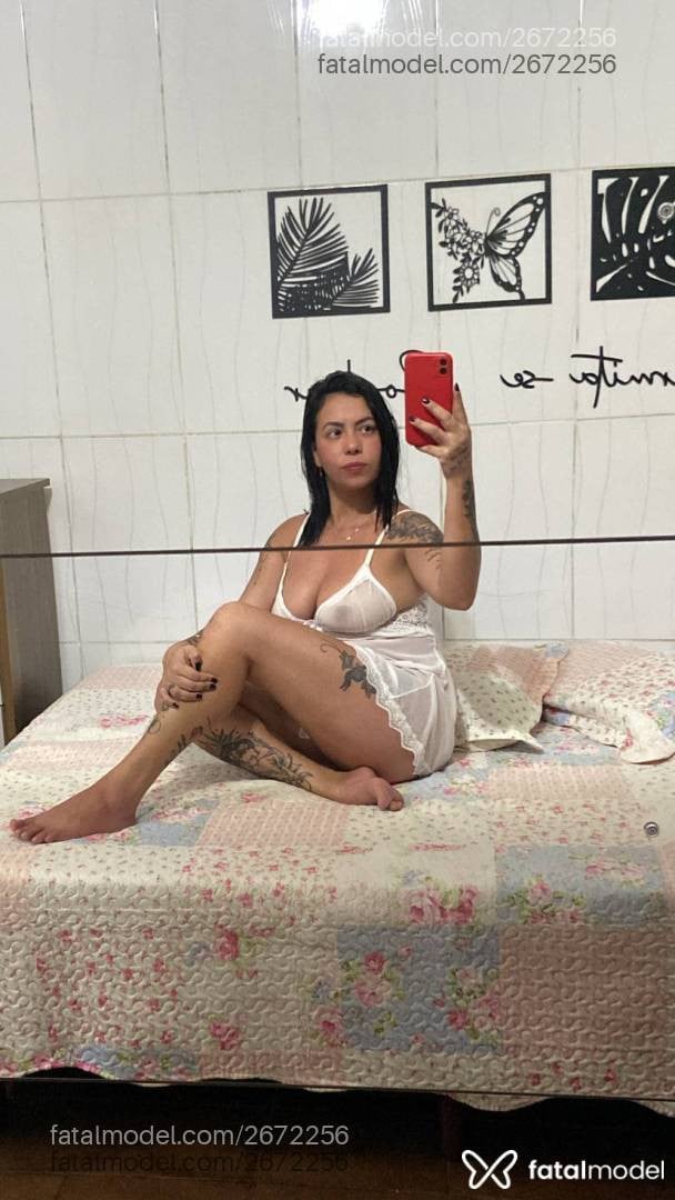 Acompanhante mulher com cabelo castanho de olhos castanhos - Maaah