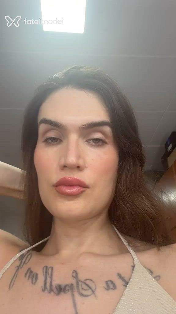 Acompanhante mulher trans com cabelo castanho de olhos verdes - Bella