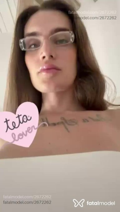 Acompanhante mulher trans com cabelo castanho de olhos verdes em Virtual - Bella