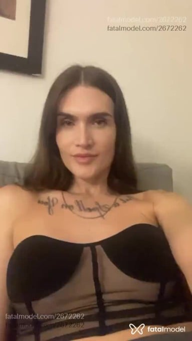 Acompanhante mulher trans com cabelo castanho de olhos verdes em Virtual - Bella