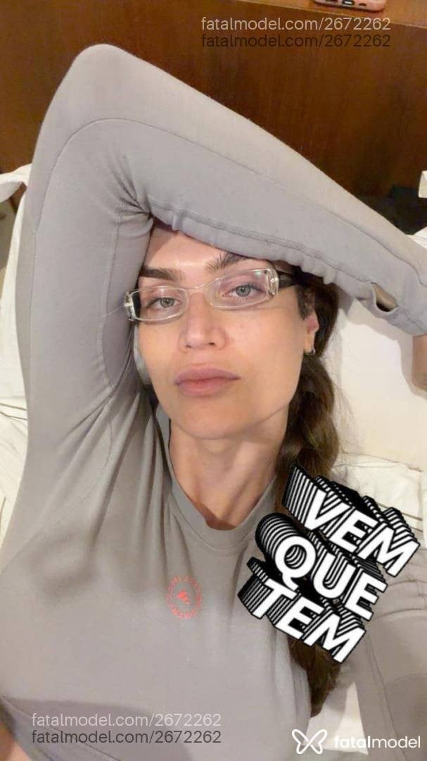 Acompanhante mulher trans com cabelo castanho de olhos verdes em Virtual - Bella