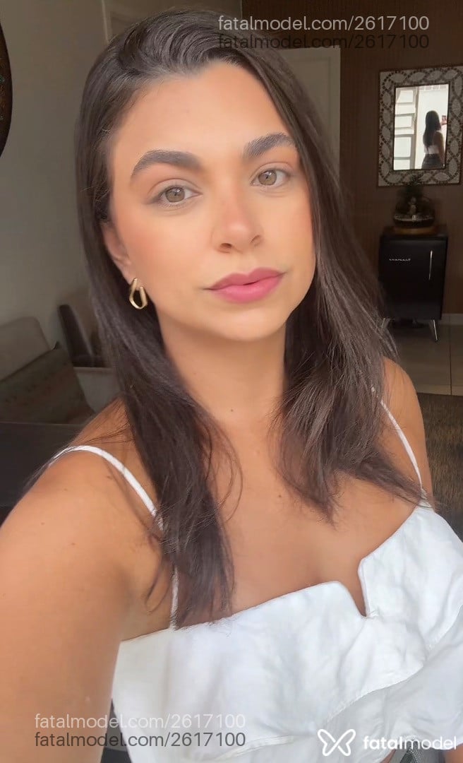 Acompanhante mulher com cabelo castanho de olhos mel em Balneário Camboriú - Larissa