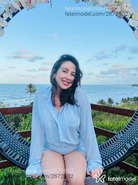 Acompanhante mulher com cabelo castanho de olhos mel - Heloísa