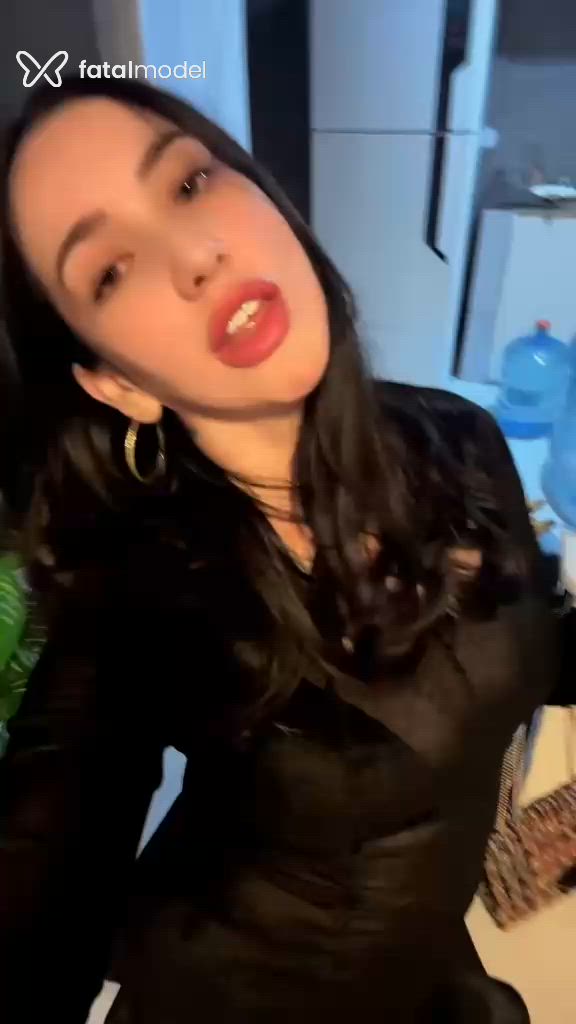 Acompanhante mulher com cabelo castanho de olhos mel em Virtual Acompanhante mulher com cabelo castanho de olhos mel em Virtual - Heloísa