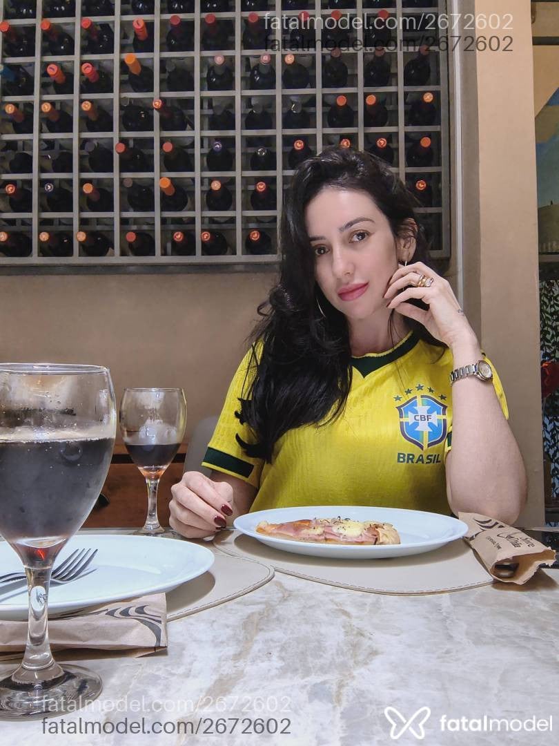 Acompanhante mulher com cabelo castanho de olhos mel - Heloísa