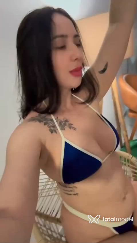 Acompanhante mulher com cabelo castanho de olhos mel - Heloísa