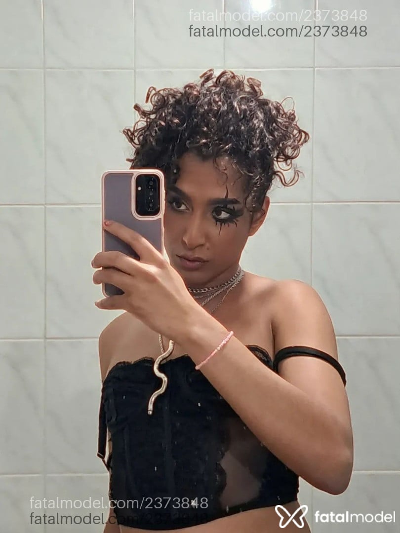 Acompanhante mulher trans com cabelo castanho de olhos castanhos em Catalão - Bruuh