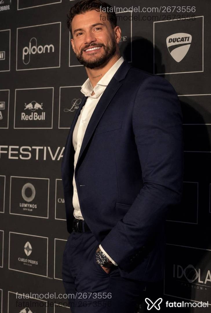 Acompanhante homem com cabelo castanho de olhos castanhos - Philipe