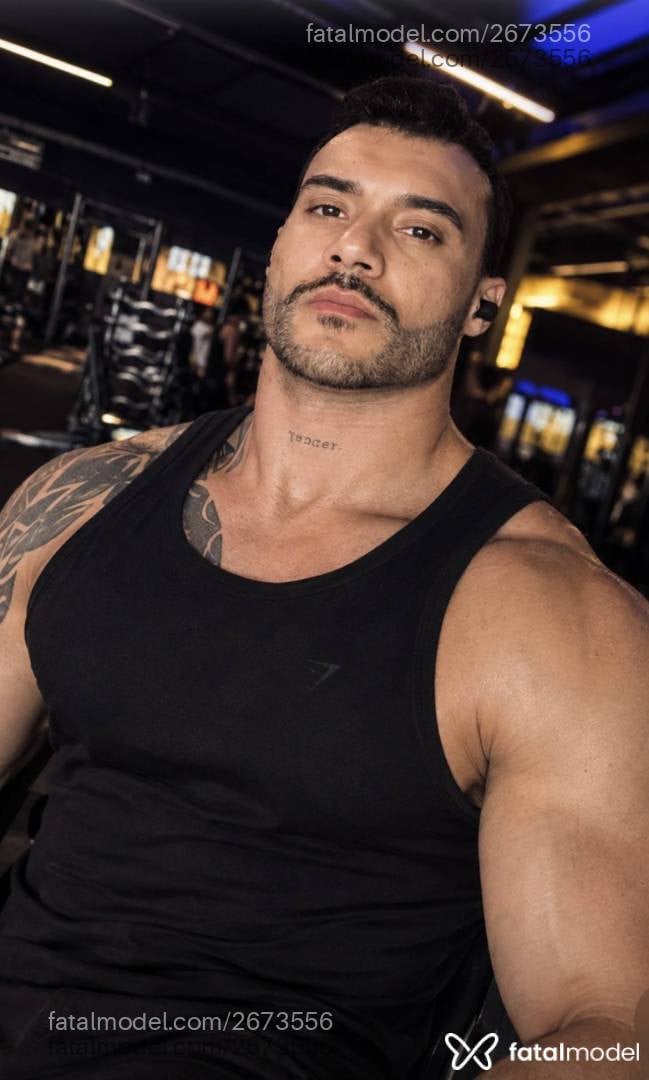 Acompanhante homem com cabelo castanho de olhos castanhos - Philipe