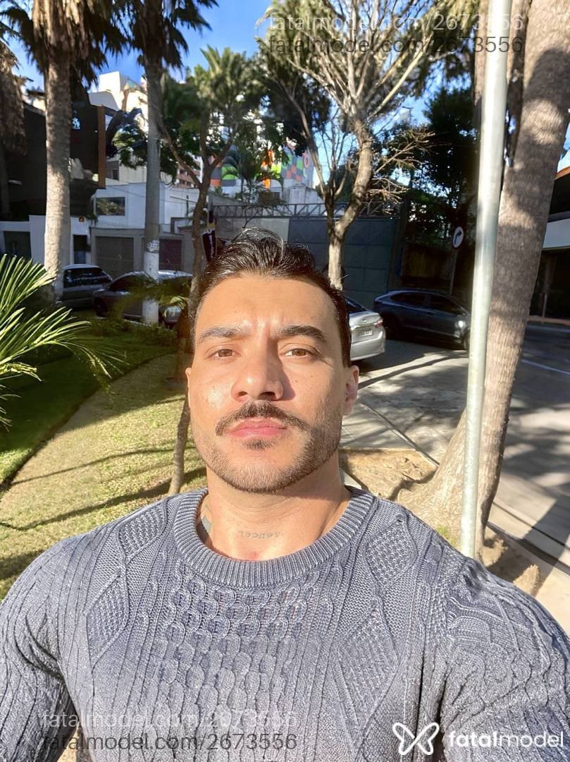Acompanhante homem com cabelo castanho de olhos castanhos - Philipe