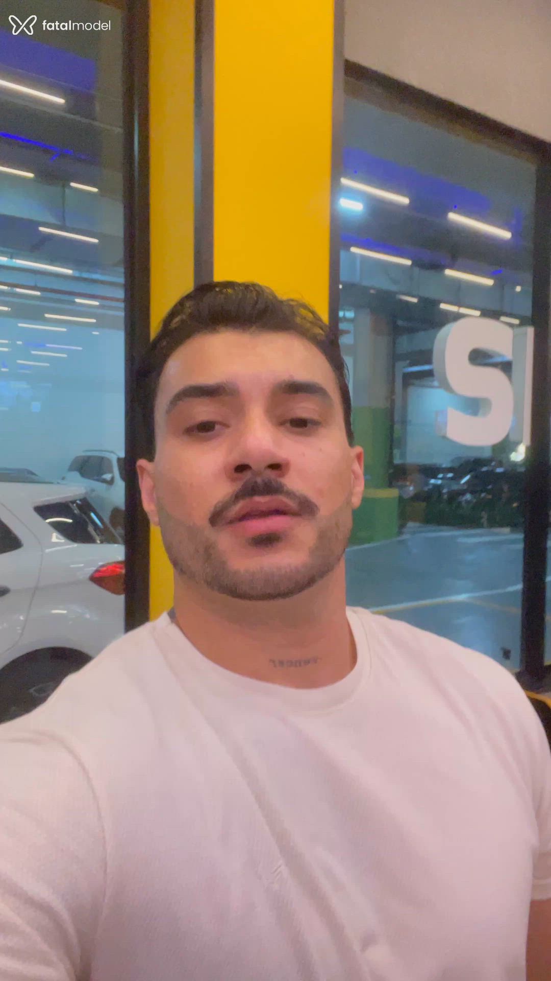 Acompanhante homem com cabelo castanho de olhos castanhos - Philipe