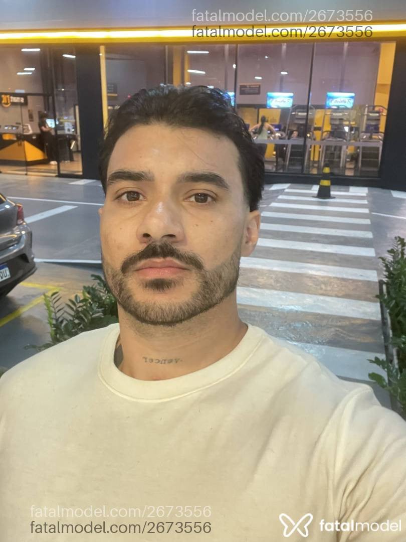 Acompanhante homem com cabelo castanho de olhos castanhos - Philipe