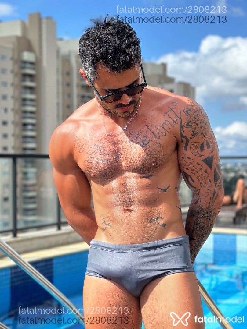 Acompanhante homem com cabelo castanho de olhos pretos em Curitiba Acompanhante homem com cabelo castanho de olhos pretos em Curitiba - João Pedro