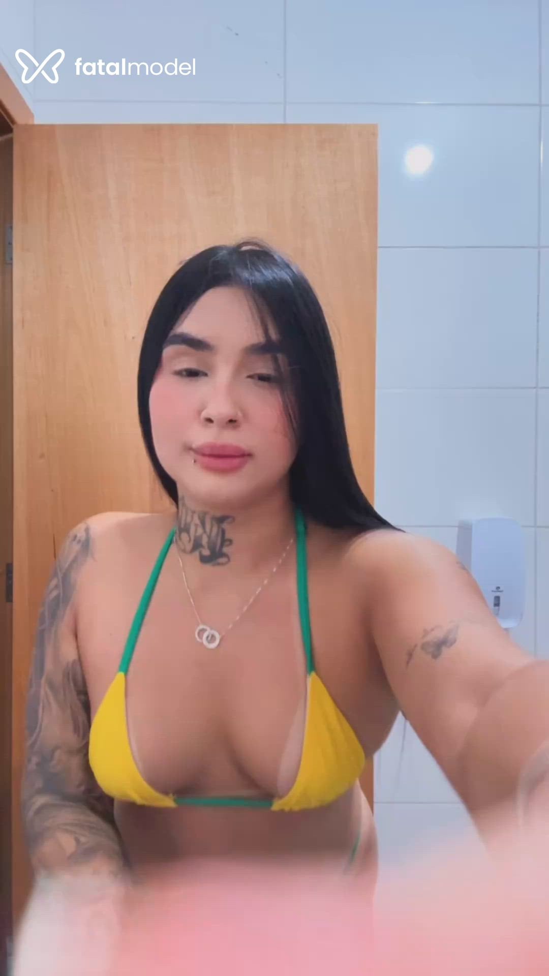 Acompanhante mulher morena (o) de olhos pretos - Alice Ferrari Acompanhante mulher morena (o) de olhos pretos - Alice Ferrari