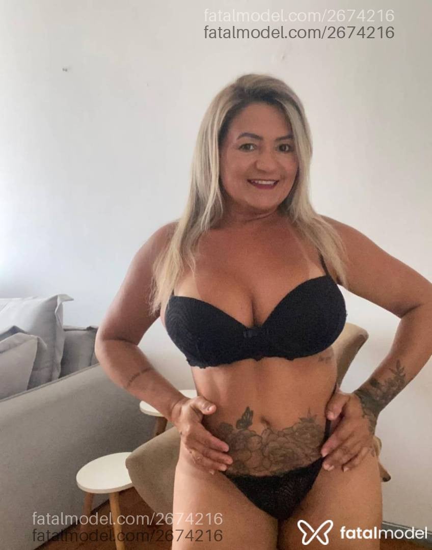 Acompanhante mulher loira (o) de olhos castanhos - Aline