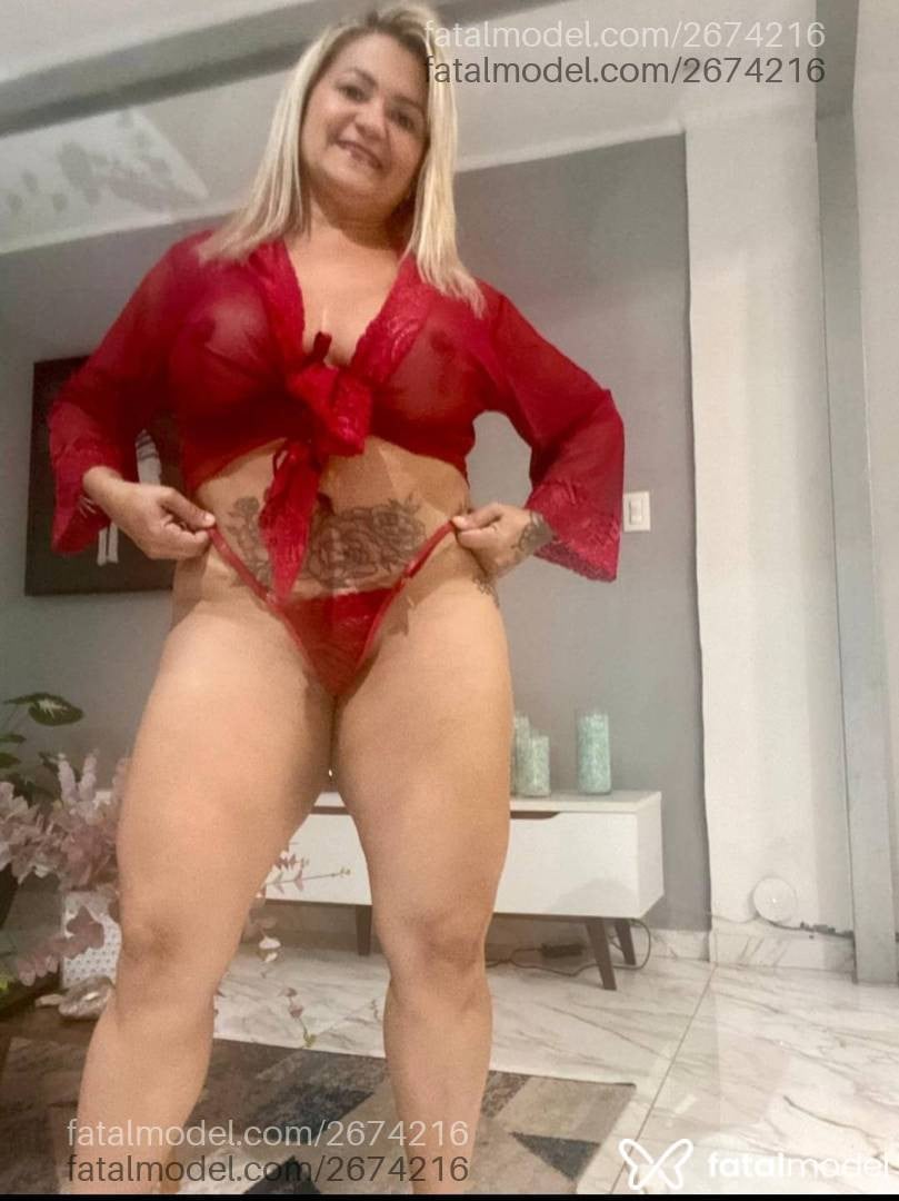 Acompanhante mulher loira (o) de olhos castanhos - Aline