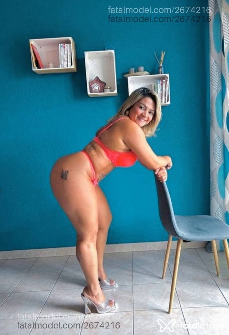 Acompanhante mulher loira (o) de olhos castanhos - Aline