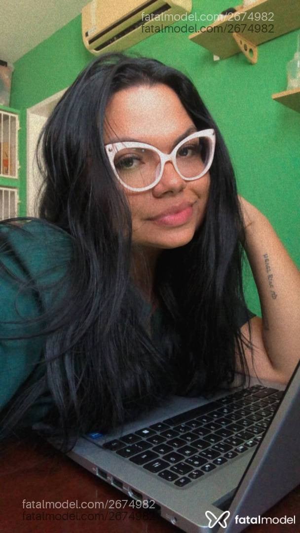 Acompanhante mulher trans morena (o) de olhos pretos - Victoria Linhares