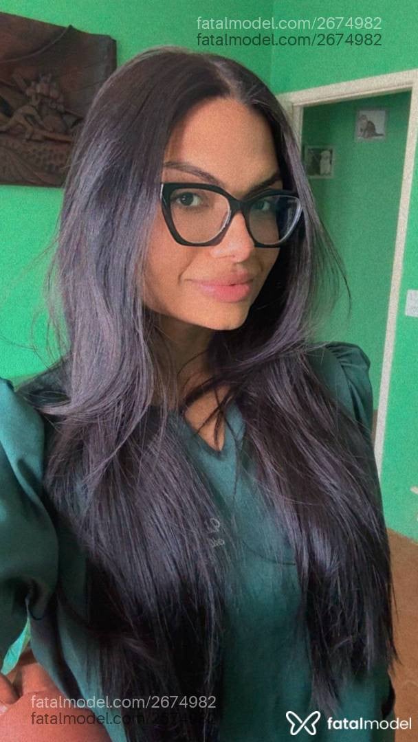 Acompanhante mulher trans morena (o) de olhos pretos - Victoria Linhares