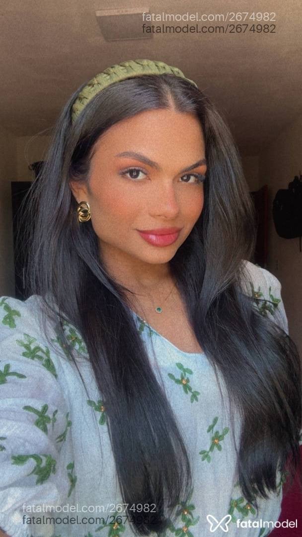 Acompanhante mulher trans morena (o) de olhos pretos - Victoria Linhares