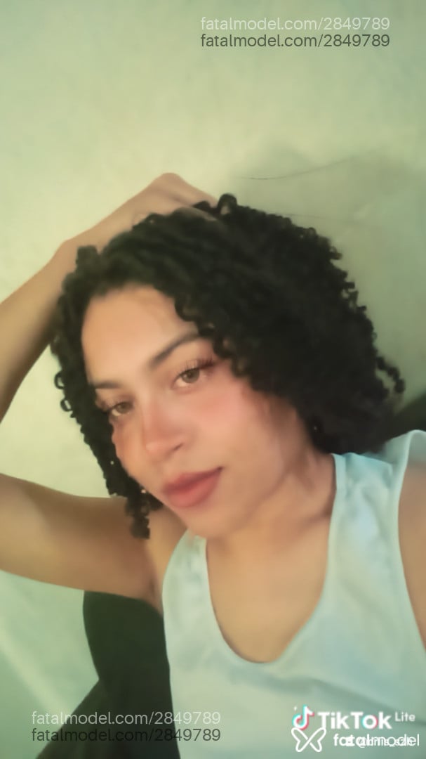 Acompanhante mulher trans com cabelo castanho de olhos verdes - Criis