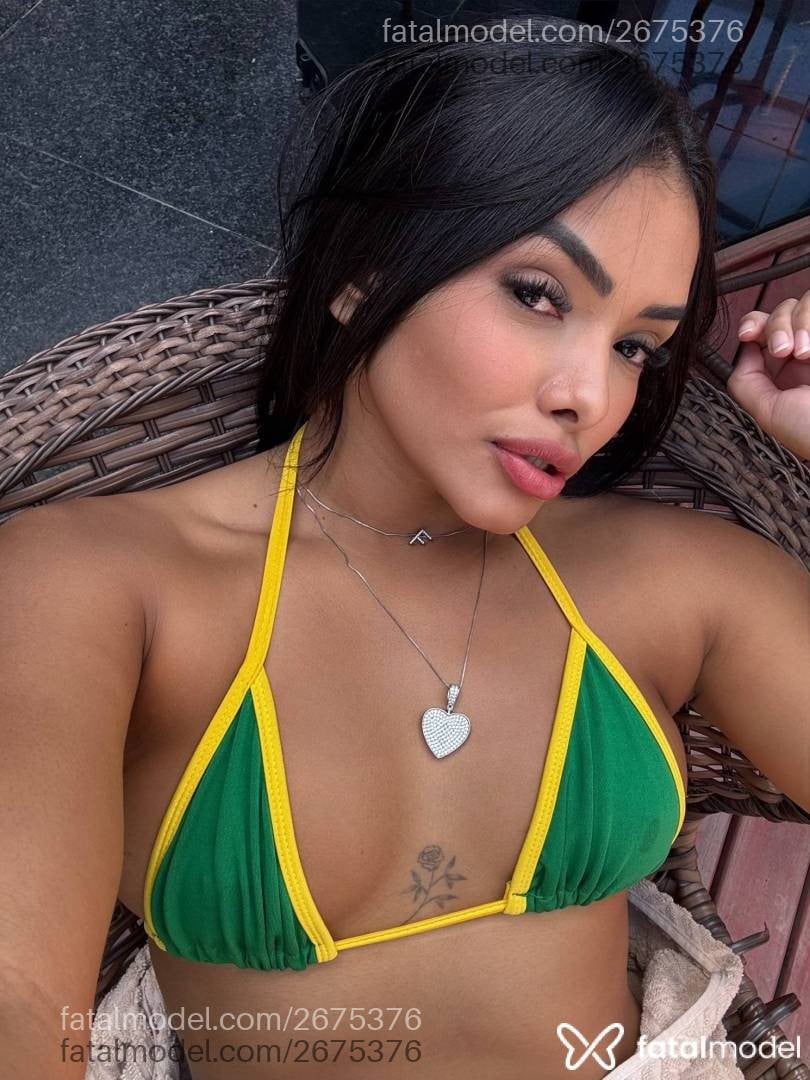 Acompanhante mulher morena (o) de olhos pretos - Laura