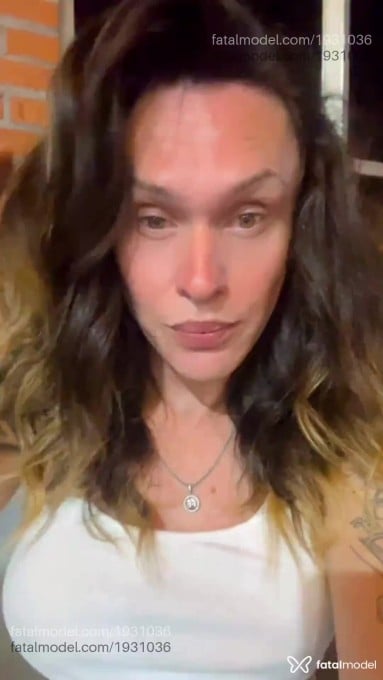 Acompanhante mulher trans com cabelo castanho de olhos verdes em Bombinhas - Tetê Morningstar