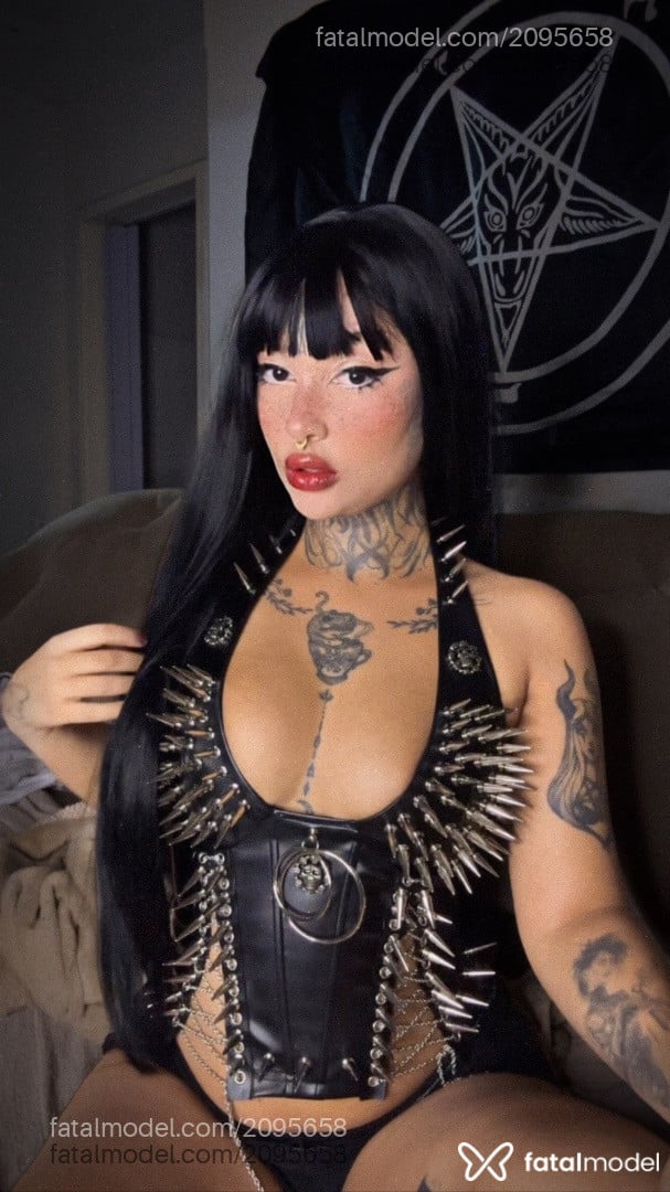 Acompanhante mulher loira (o) de olhos castanhos em Virtual - Gótica