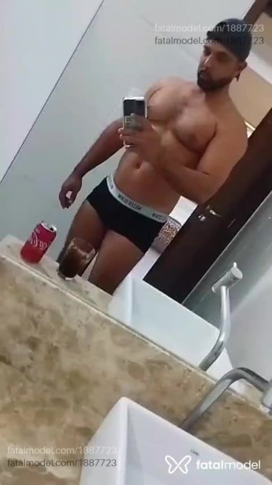 Acompanhante homem morena (o) de olhos castanhos em Montes Claros Acompanhante homem morena (o) de olhos castanhos em Montes Claros - Rérond