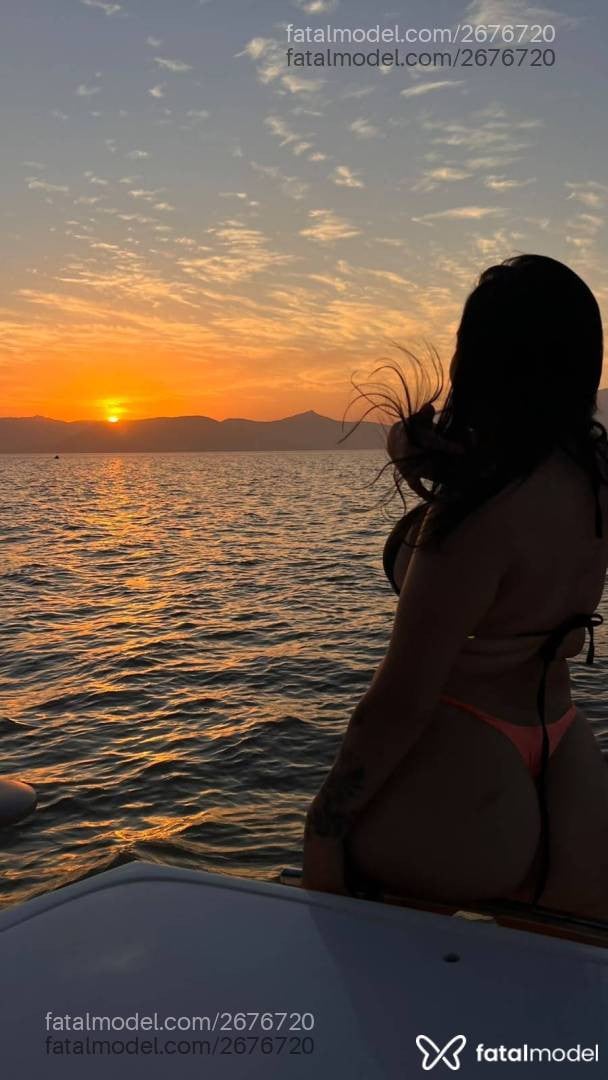 Acompanhante mulher morena (o) de olhos verdes - Larissa