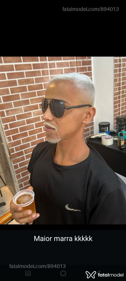 Acompanhante homem com cabelo grisalho de olhos castanhos em São João de Meriti - Carlin
