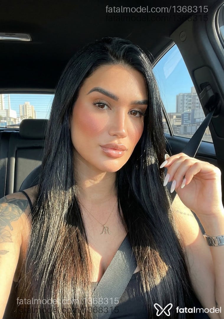 Acompanhante mulher trans com cabelo castanho de olhos castanhos em Maringá - Beatriz Leal