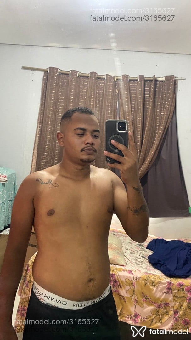 Acompanhante não-binário com cabelo castanho de olhos castanhos em Sapezal - Resilientek