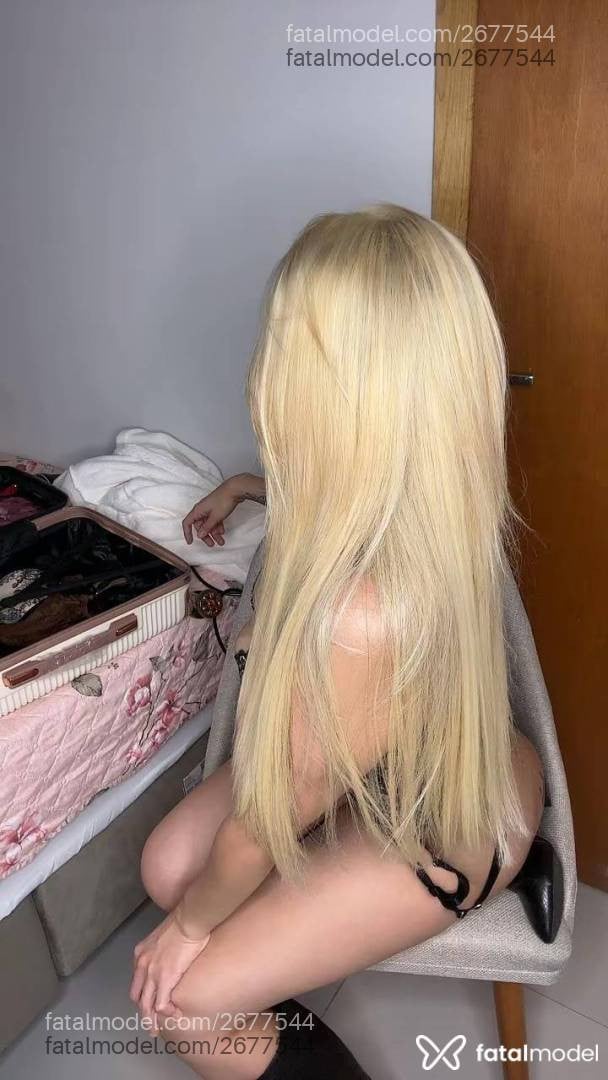 Acompanhante mulher loira (o) de olhos cinza - Iasmin