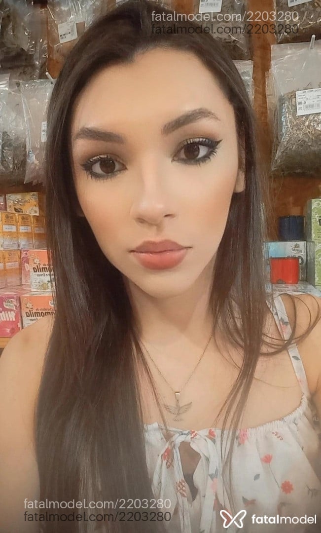 Acompanhante mulher trans com cabelo castanho de olhos mel em São Luís - Lua Turquesa