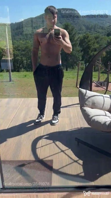 Acompanhante homem com cabelo castanho de olhos castanhos em Virtual - Xandi