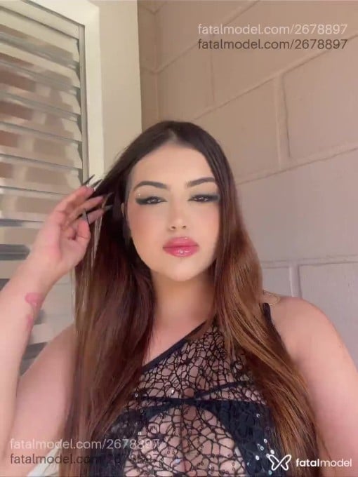 Acompanhante mulher com cabelo castanho de olhos mel - Mia Lima Acompanhante mulher com cabelo castanho de olhos mel - Mia Lima
