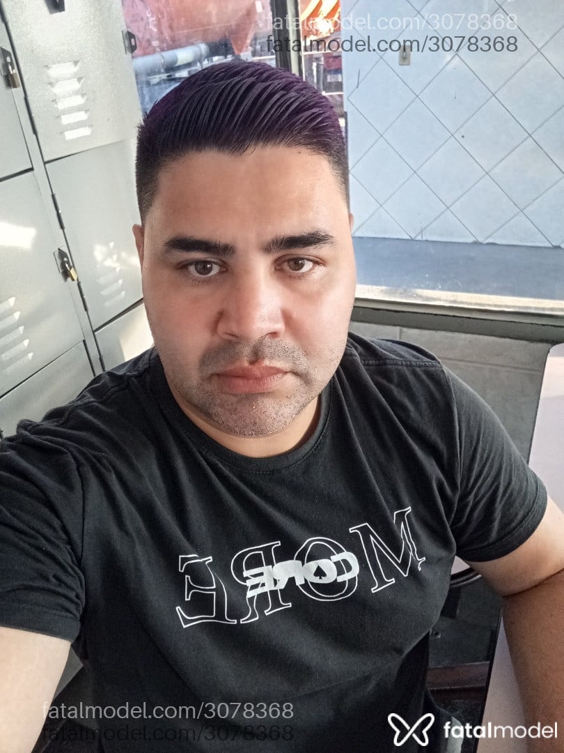 Acompanhante homem com cabelo castanho de olhos mel - Teddy