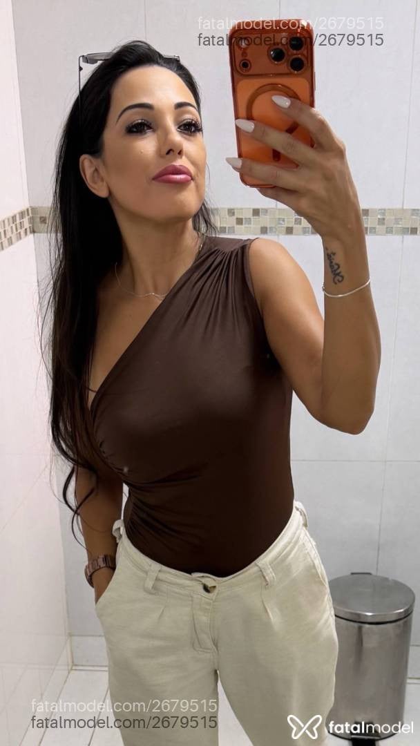 Acompanhante mulher morena (o) de olhos castanhos - Karina