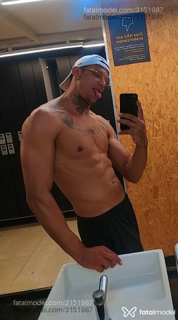 Acompanhante homem com cabelo castanho de olhos castanhos em Curitiba Acompanhante homem com cabelo castanho de olhos castanhos em Curitiba - Gui Schneider
