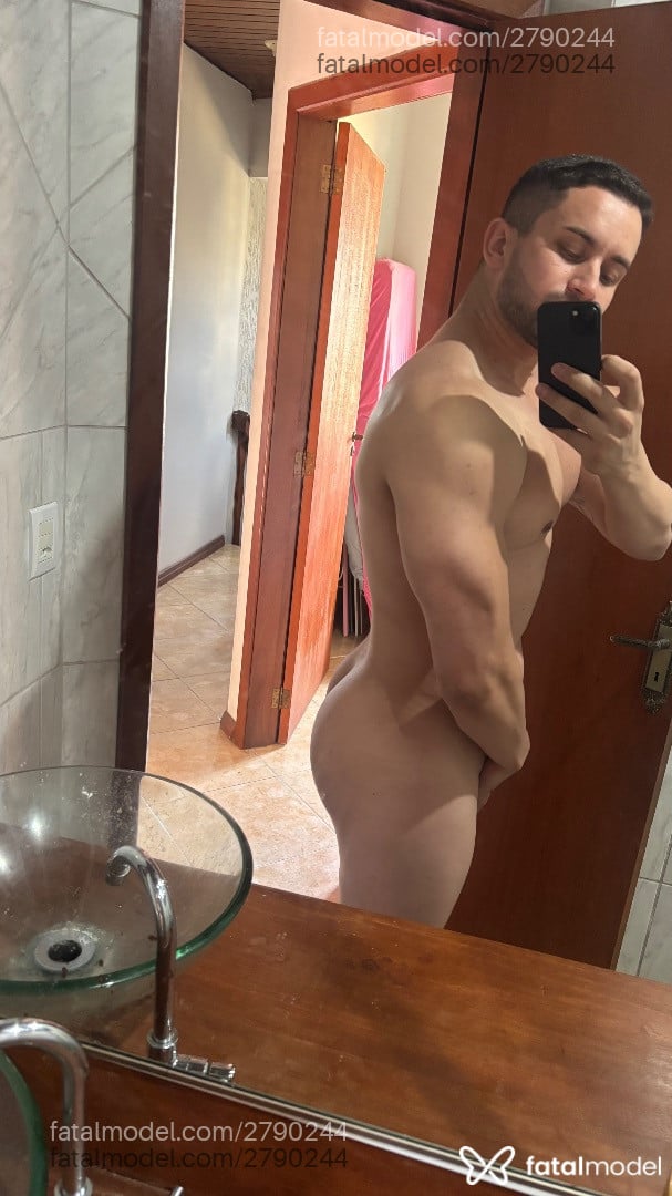 Acompanhante homem com cabelo castanho de olhos verdes em Porto Alegre - Cristiano