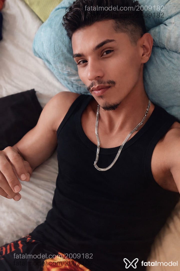 Acompanhante homem com cabelo castanho de olhos pretos - Karllos Acompanhante homem com cabelo castanho de olhos pretos - Karllos